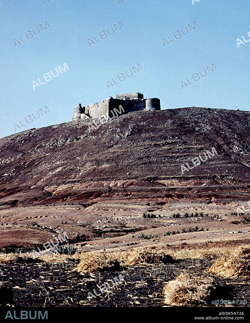 CASTILLO DE SANTA BARBARA EN EL BORDE DEL CRATER DEL VOLCAN GUANAPAY - FOTO AÑOS 60.