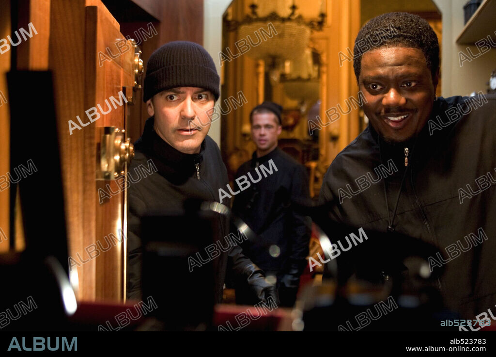 BERNIE MAC, BRAD PITT and GEORGE CLOONEY in OCEAN'S TWELVE, 2004, directed by STEVEN SODERBERGH. Copyright WARNER BROS. PICTURES.