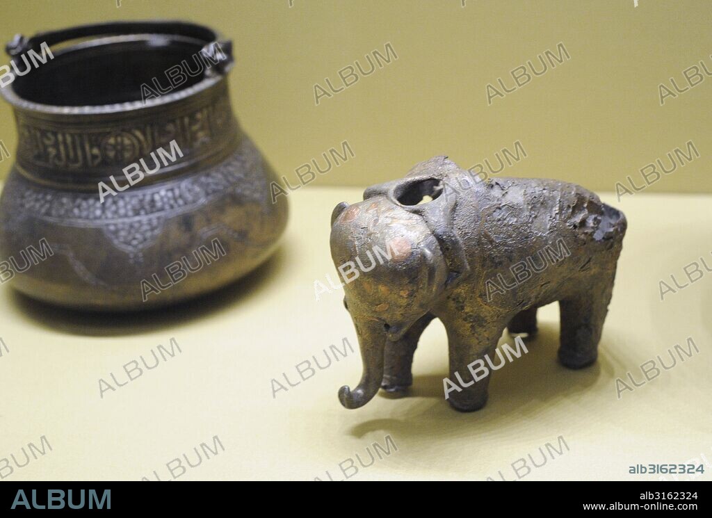 Arte. Asia Central. Edad Media. Iran. Persia. Escultura de elefante. Molde de bronce con incrustaciones de cobre. Iran, Khorusan, siglo XIII. Encontrado por casualidad cerca del pueblo de Znamenka en el distrito de Pavlogrand (Región de Ekaterinoslav, Ucrania). Museo del Hermitage (The State Hermitage Museum). San Petersburgo. Rusia.