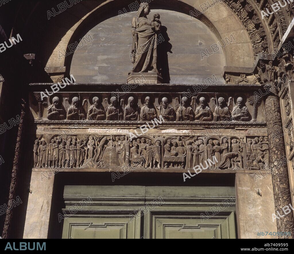 NICOLA PISANO Y DEUSTESALVET Y CELLINO DE NESTE. EXTERIOR-PUERTA DETALLE SUPERIOR CON ADORNOS ARQUITECTONICOS.