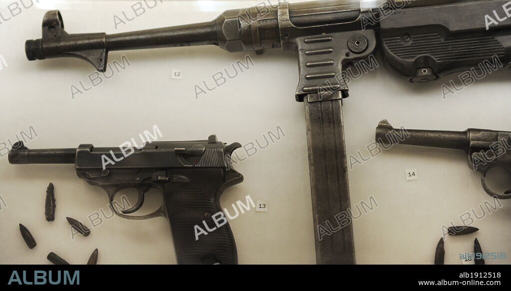 ARMAS DE FUEGO utilizadas por el ejérctio alemán nazi. PISTOLA Walther P-38. Arma alemana. 9 mm. Propiedad de MhK. Subfusil automático MP40, con culata desplegable. Propiedad Mhk. Museo de Schindler. Cracovia. Polonia. Europa.