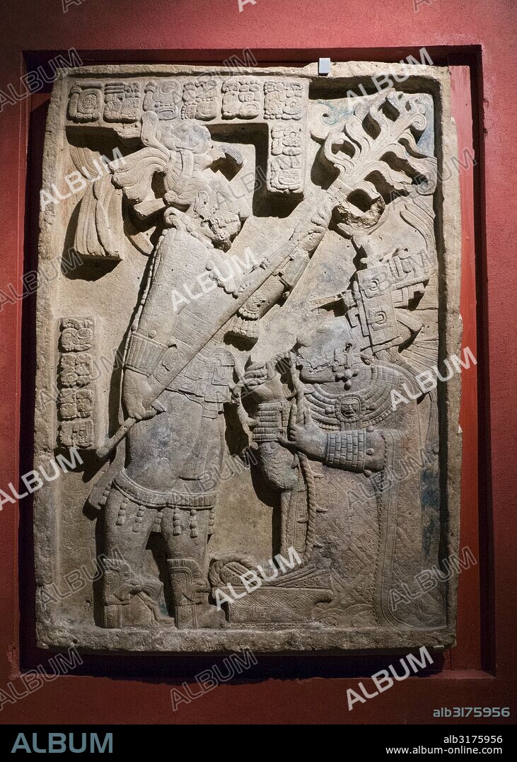 Dintel 24 de Yaxchilan, arte Maya de Período Clásico. Itzamnaaj II (Escudo Jaguar II) ordenó elaborar los dinteles 24,25 y 26 para el edificio denominado "estructura 23" dedicado a su esposa Xook. Escena posiblemente ceremonial donde Xook se perfora la lengua con una cuerda repleta de espinas. British Museum, Londres.