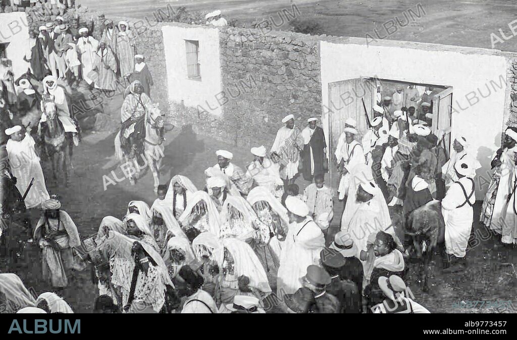 Mujeres Moras Entrando en el patio de la casa del Asmani el Gato donde se. Album alb9773457