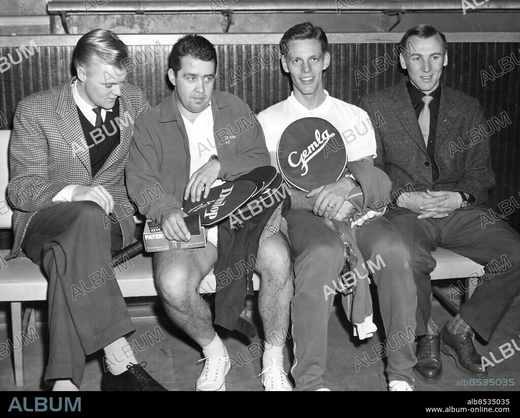 HELSINGBORG 1957-11-30.. En svensk fyrklöver som just avslutat ett träningspass i tennis inför Davis Cup. Jan-Erik Lundqvist (tv) och Bengt Axelsson (th) har redan hunnit svida om, medan Torsten Johansson (2:a frv) och Ulf Schmidt (3:e frv), samlar sig för mötet med duschen.. Foto: Gösta Carnsten / Text & Bilder / SVT / Kod: 5600. Mapp: Schmidt, Ulf, tennisspelare I.P.. Tennis Kvartett På rad.
