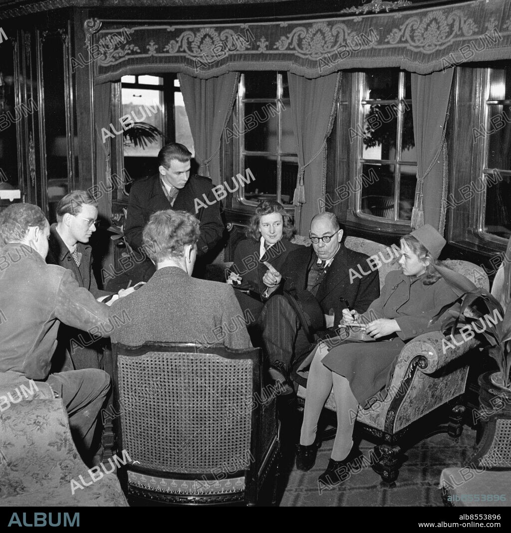 Göteborg november 1947. G-P:s chefredaktör Harry Hjörne kommer hem från USA ombord på Svenska Amerikalinjens M/S Gripsholm. Intervjuas här av elever från Journalisthögskolan. *** Local Caption *** GP. KAMERAREPORTAGE.