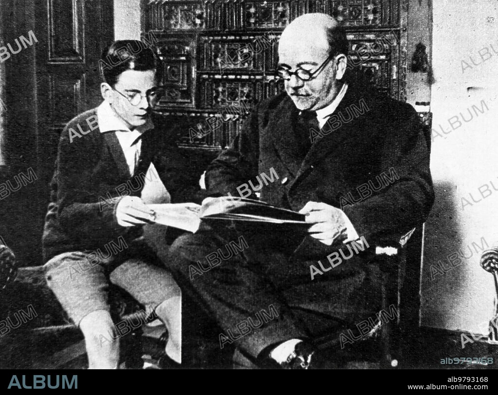 ALFONSO SÁNCHEZ PORTELA. 1925 (CA.) Julio Caro Baroja, child, with his uncle Pío Baroja.