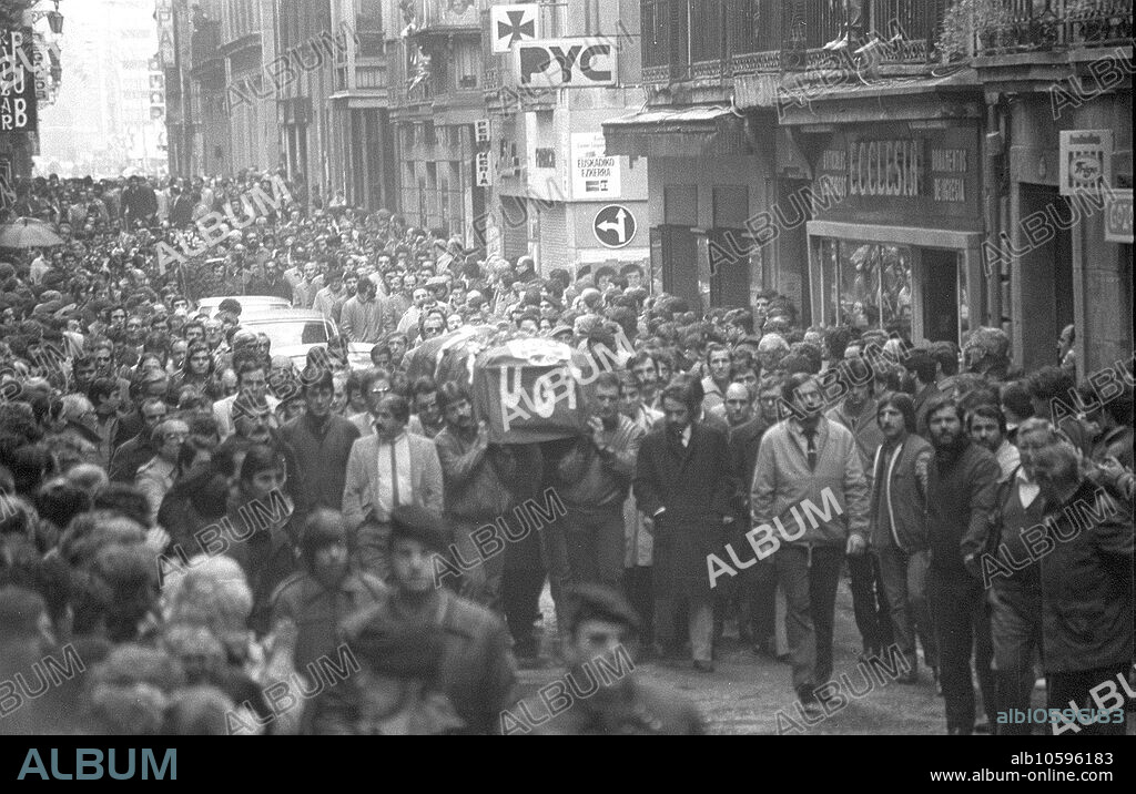San Sebastian, 24-2-1984.- Enrique Casas Vila, senador socialista y primer candidato del Parlamento Vasco por el PSE-PSOE en Guipuzcoa, ha resultado muerto esta tarde al ser alcanzado, en su domicilio, por los disparos efectuados por dos individuos. El grupo "mendeku" (venganza) se declaró responsable del asesinato en una llamada telefónica en la que reiteró que "actuará contra todos los responsables de la guerra sucia".. En la foto, numerosas personas acompañaron el féretro con los restos mortales hasta el cementerio de Polloe. EFE/aa.