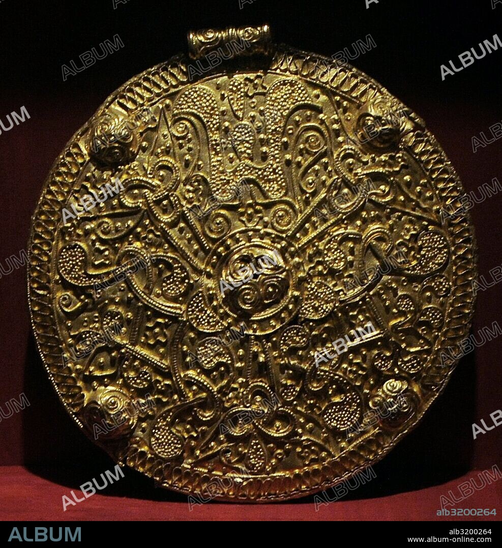 Colgante de oro con filigrana. Siglo XI. Procedente de Stora Mafrids, Västergarn. Gotland, Suecia. Museo Histórico (Swedish History Museum). Estocolmo. Suecia.