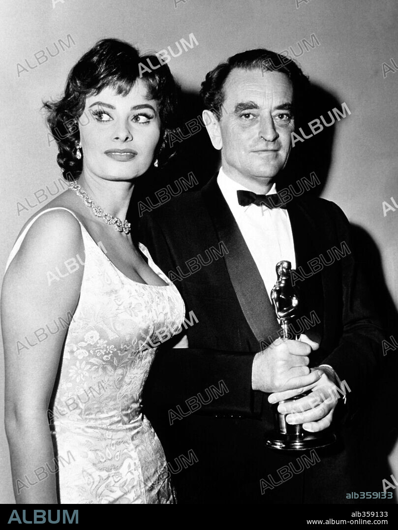 DAVID LEAN y SOPHIA LOREN. 1958- 30ª Edición de los Premios Oscar (1958). David Lean premiado como mejor director por "El puente sobre el río Kwai". Le acompaña la actriz Sophia Loren. 1958