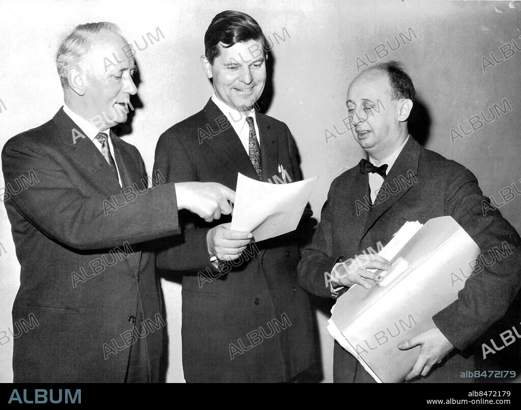 Stockholm 1957-11-06. Direktör Einar Nilsson, borgarråden Erik Huss och Hjalmar Mehr under överläggningarna om Stockholms skatt. Foto: Jan Ehnemark / SvD / TT / kod 12014.