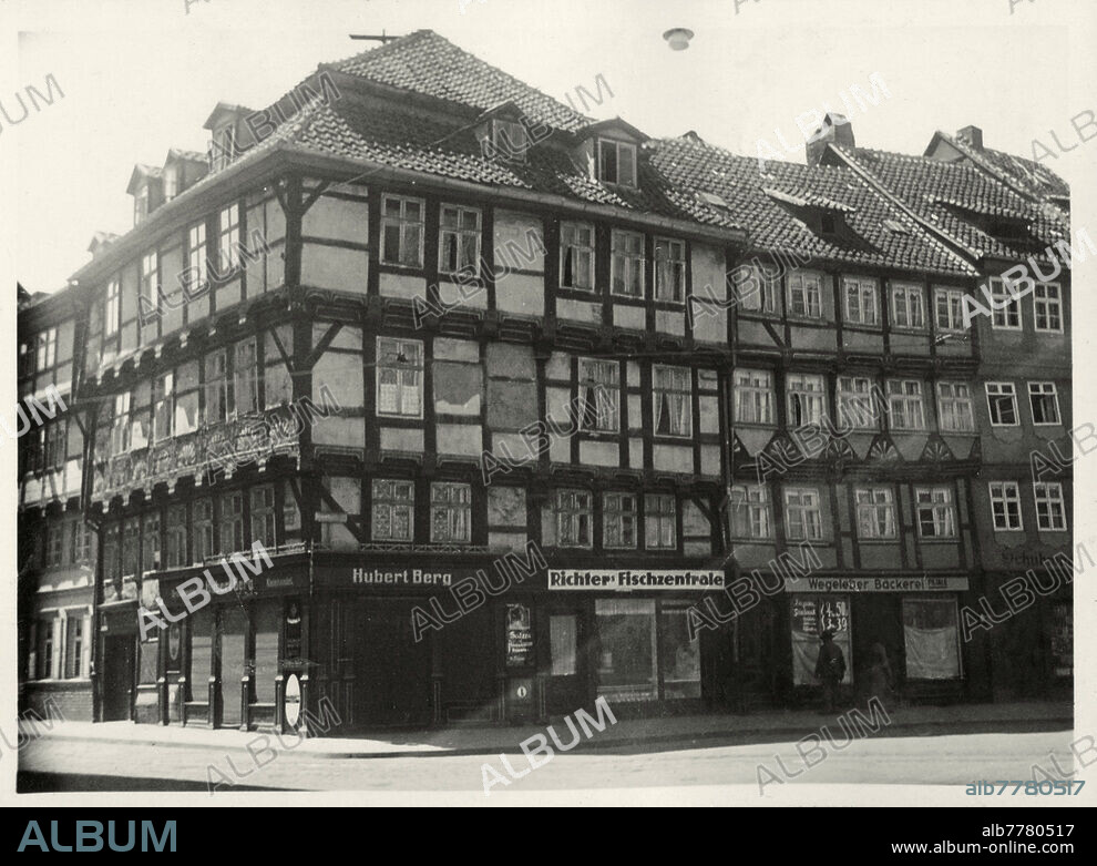Halberstadt (Sachsen-Anhalt, Deutschland), Altstadt, Dominikanerstraße. - Fachwerkhaus Dominikanerstraße / Ecke Hoher Weg. - Foto, undatiert (1930er Jahre), von Dr. Erich Ewald (1884-1947), montiert. Aus einem privaten Fotoalbum, Deutschland, 1930er Jahre, mit Ansichten aus Halberstadt, Quedlinburg, Havelberg und Stolberg. Privatsammlung.