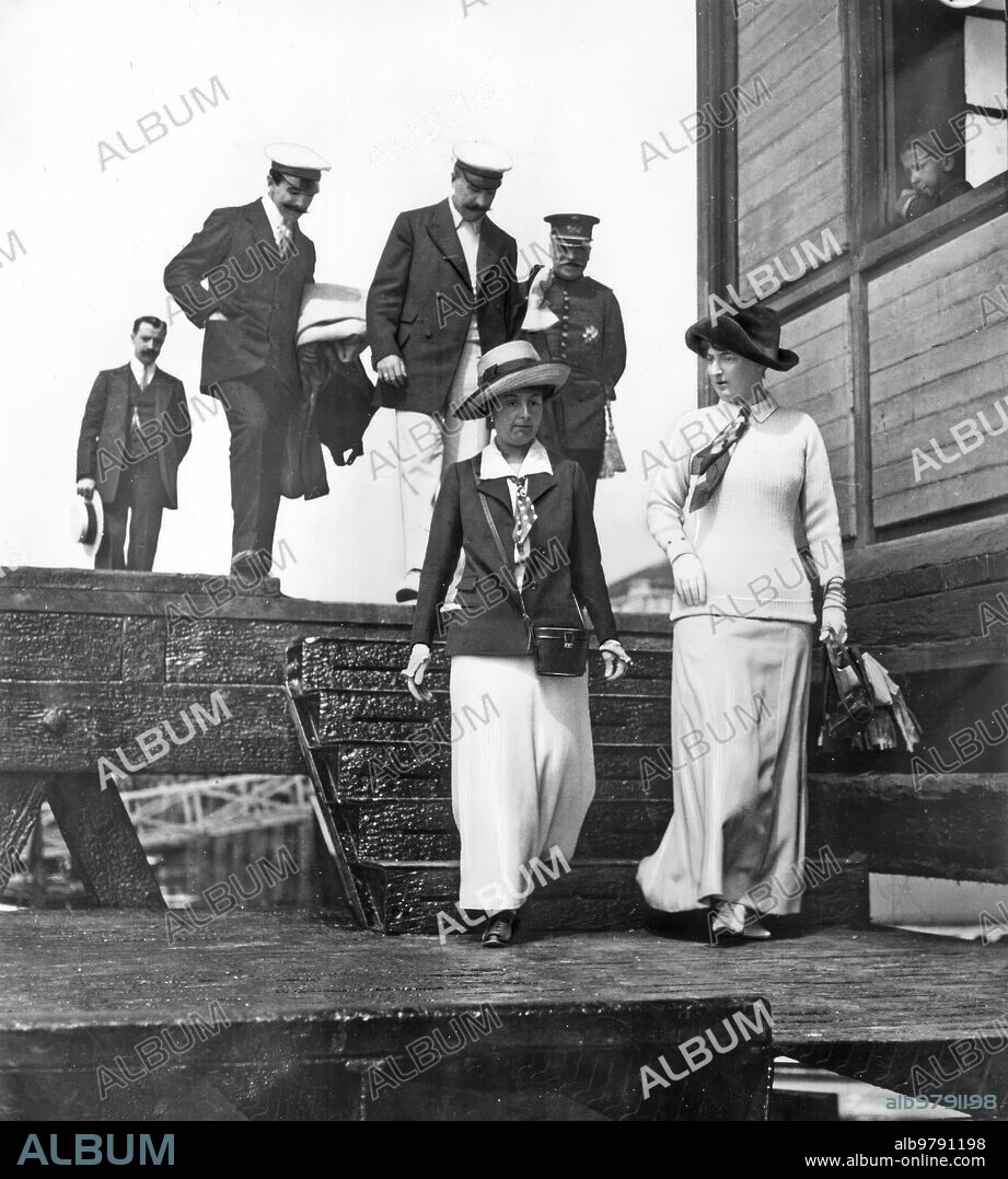 July 1912. The summer of the Court. The Infantes Doña María Luisa and D. Carlos, disembarking at the Santander dock after the Regattas.