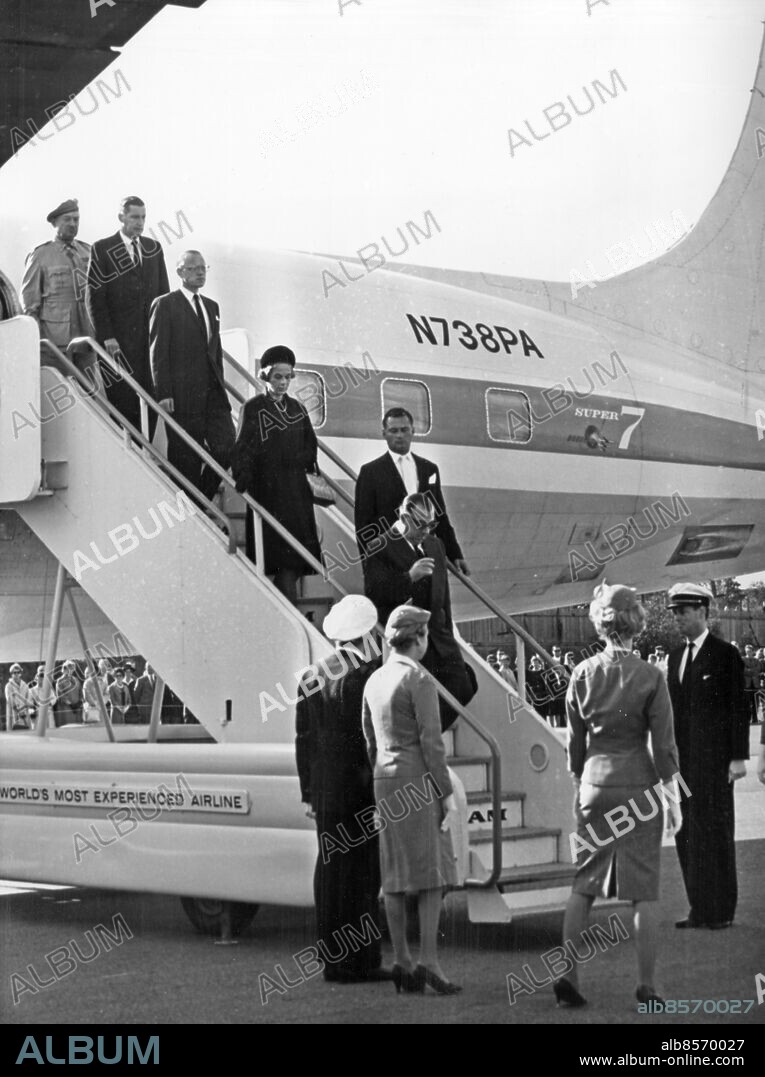 BROMMA 1961-09-28.. Flygplanet med stoftet av gen.sekr. Dag Hammarskjöld har landat på Bromma och nerför flygplanstrappan kommer ambassadör Spinelli, Knut Hamarskjöld med maka, docent Sture Linnér, Mr. J. Olver och överste Stig Möllersvärd.. Foto: Owe Sjöblom / AB Text & Bilder / SVT / Kod: 5600. Mapp: Dag Hammarskjölds död, olyckan o. hemkomsten F.