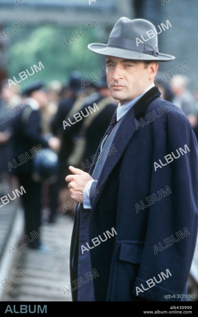 JEREMY NORTHAM in ENIGMA, 2001, directed by MICHAEL APTED. Copyright JAGGED FILMS/INTERMEDIA FILM EQUITIES/BROADWAY PICT/SENATOR.