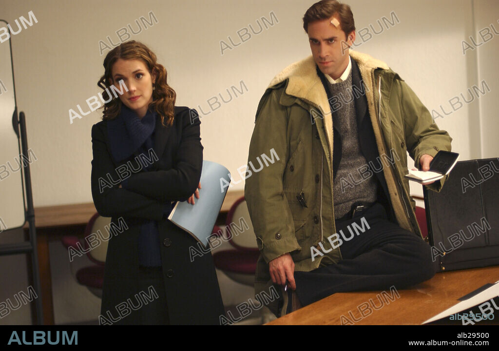 JOSEPH FIENNES y WINONA RYDER en DARWIN AWARDS: THE DARWIN AWARDS: MUERTOS DE RISA, 2006 (THE DARWIN AWARDS), dirigida por FINN TAYLOR. Copyright BLUMHOUSE PRODUCTIONS.