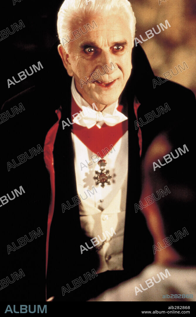 LESLIE NIELSEN en DRÁCULA, UN MUERTO MUY CONTENTO Y FELIZ, 1995 (DEAD AND LOVING IT), dirigida por MEL BROOKS. Copyright CASTLE ROCK ENTERTAINMENT.