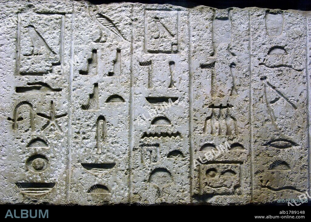 ESCRITURA JEROGLIFICA. Detalle de la puerta de piedra caliza de la TUMBA DE TJETJI. Imperio Antiguo. IV Dinastía. Fechada hacia el año 2500 a. C. Procede de Giza. Egipto. Museo Británico. Londres. Inglaterra. Reino Unido.