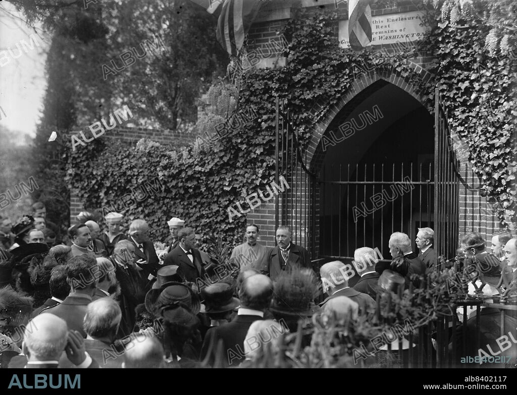 HARRIS & EWING. Allied Commission To U.S. At Mount Vernon: Viviani Speaking At Tomb of Washington, 1917. Former Prime Minister of France René Viviani was a member of the British & French War Commissions for World War I, and visited Washington's tomb as French Minister of Justice.