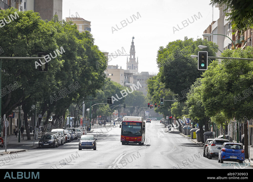 Sevilla, 14/08/2021. Sevilla se queda vacía en el puente de la Virgen de los Reyes. En la imagen, la avenida Luis Montoto. Foto: Raúl Doblado ARCHSEV.
