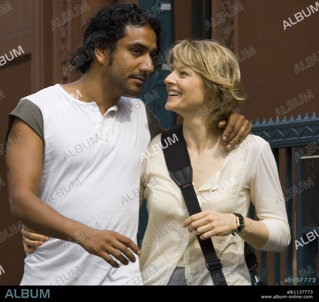 JODIE FOSTER and NAVEEN ANDREWS in THE BRAVE ONE, 2007, directed by NEIL  JORDAN. Copyright REDEMPTION PICTURES/SILVER PICTURES/VILLAGE ROADSHOW  PICTURE / GENSER, ABBOT. - Album alb1137773