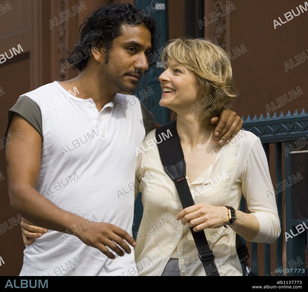 JODIE FOSTER and NAVEEN ANDREWS in THE BRAVE ONE, 2007, directed by NEIL JORDAN. Copyright REDEMPTION PICTURES/SILVER PICTURES/VILLAGE ROADSHOW PICTURE / GENSER, ABBOT.