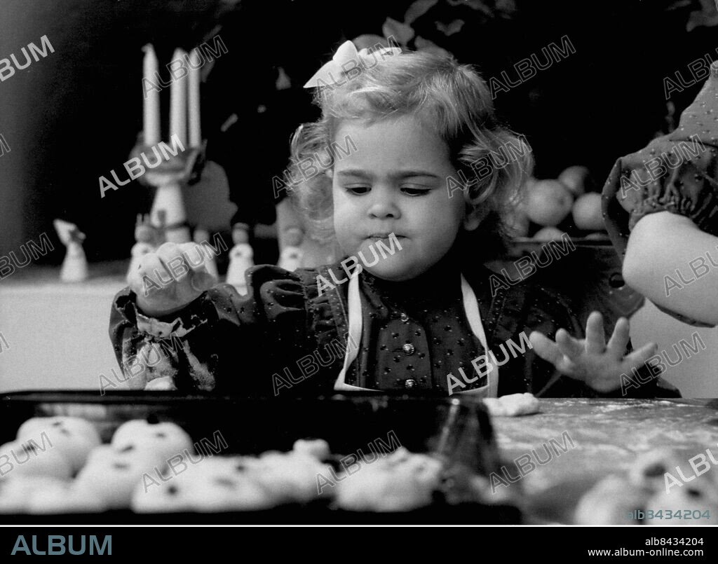 ©SCANPIX SWEDEN, 1984-12-12.. Prinsessan Madeleine i baktagen, 1984.. Bilden: Prinsessan bakar lussekatter.. Foto: Anders Holmström/SCANPIX. Code: 50100. ***. ENGCAP: The Swedish Royal family, Princess Madeleine.