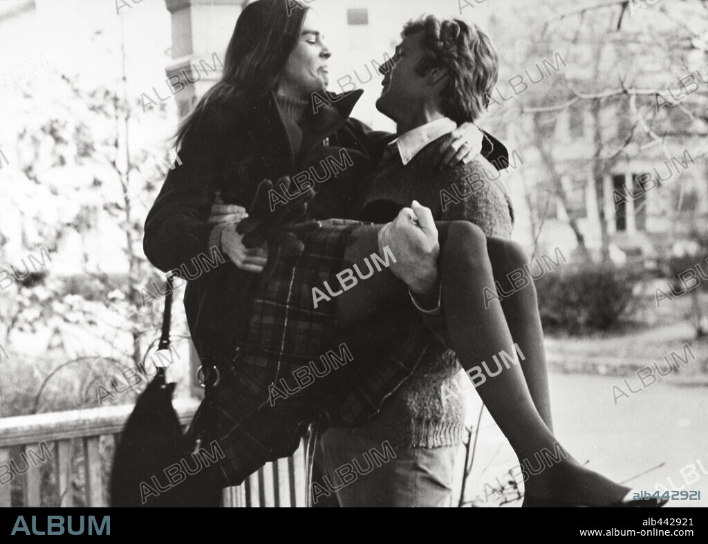 ALI MacGRAW and RYAN O'NEAL in LOVE STORY, 1970, directed by ARTHUR HILLER. Copyright PARAMOUNT PICTURES.