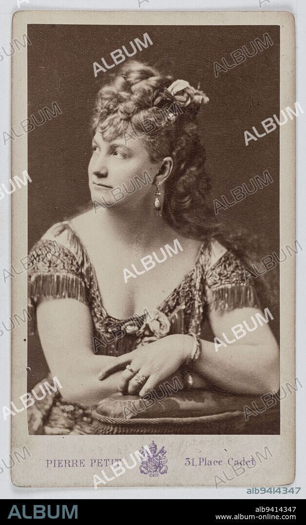 Portrait of Syanah, circus artist, Petit, Pierre (Pierre Lanith Petit, dit), Photographer, Between 1860 and 1890, 2nd half of the 19th century, Graphic Arts, Photography, Albumen print, Height: 9 cm, Width: 5.5 cm.