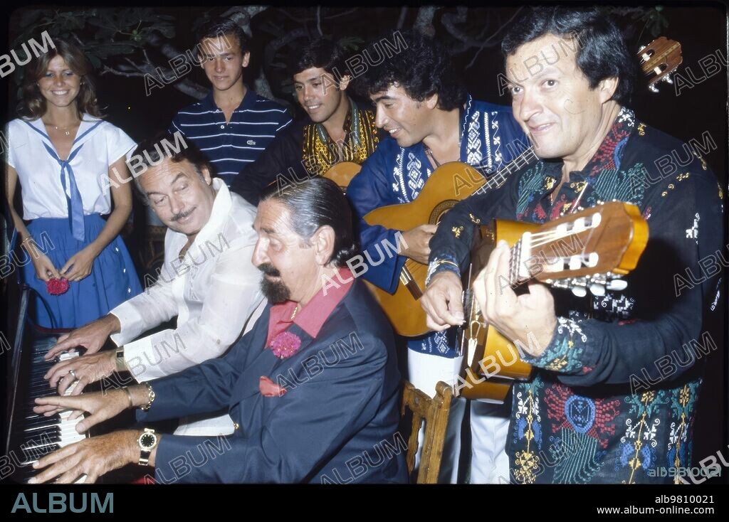 Marbella, junio de 1974. Jaime de Mora Aragón y Alfonso Hohenlohe tocan el piano en una fiesta en Marbella.