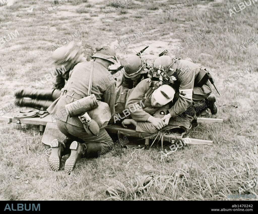 SEGUNDA GUERRA MUNDIAL (1939-1945). Evacuación de un herido por parte de los servicios sanitarios alemanes.
