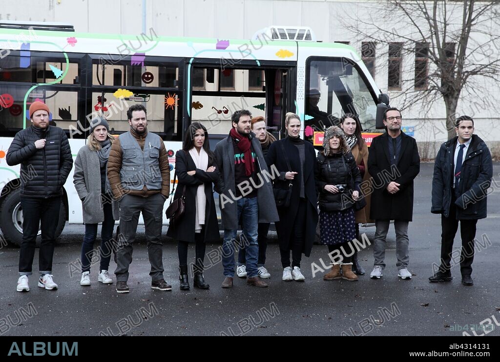 ALYSE GAULTIER, ANNE-ELISABETH BLATEAU, ANNE-MARIE FILIPPI, CAMILLE LOU, FABIEN LE MOUEL, GILLES LELLOUCHE, HUGO BECKER, LOIC LEGENDRE, MALIK BENTALHA, MICHAEL MSIHID, MICKAEL GRENTE et SABRINA OUAZANI dans JUSQU'ICI TOUT VA BIEN, 2019, réalisé par MOHAMED HAMIDI. Copyright Quad Productions / Kiss Films / TF1 Studio / TF1 Films Produ.