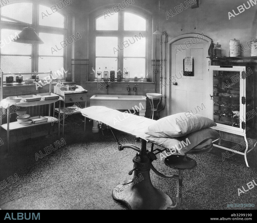 The Operating Theatre at The Manchester Jewish Hospital. Manchester, Cheetham Hill, c1920.