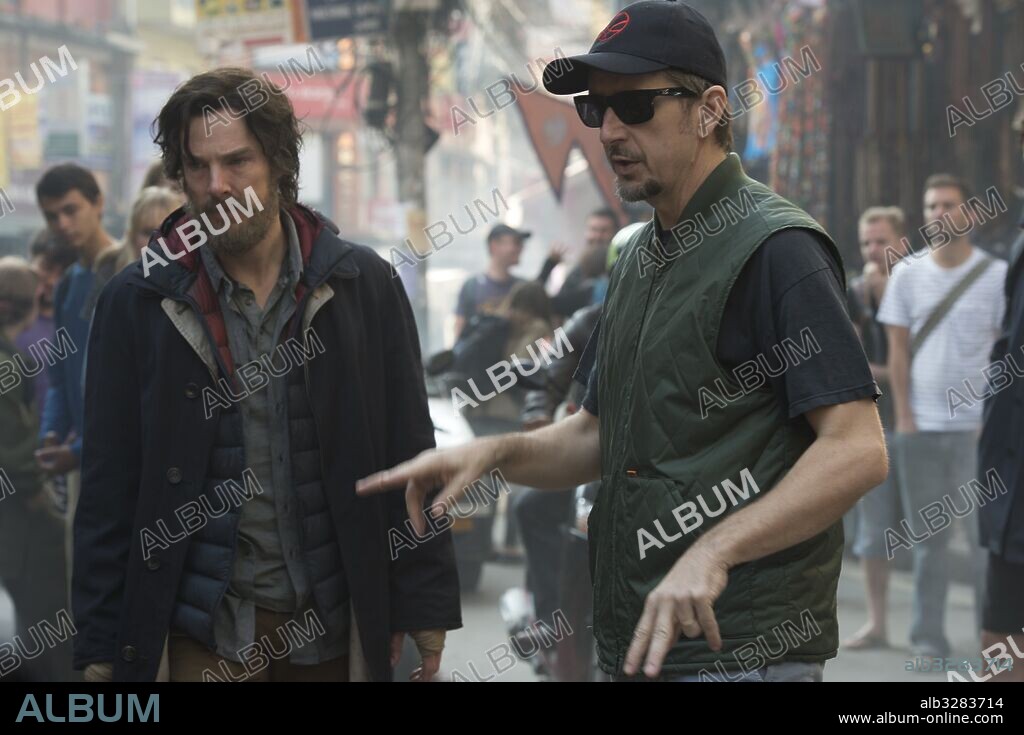 BENEDICT CUMBERBATCH y SCOTT DERRICKSON en DOCTOR STRANGE [DOCTOR EXTRAÑO], 2016 (DOCTOR STRANGE), dirigida por SCOTT DERRICKSON. Copyright MARVEL STUDIOS.