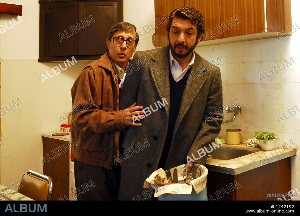 GUILLERMO FRANCELLA y RICARDO DARIN en EL SECRETO DE SUS OJOS, 2009, dirigida por JUAN JOSE CAMPANELLA. Copyright TORNASOL FILMS.