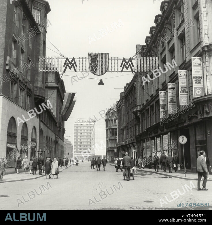 Leipzig (Sachsen; 1949-1990 DDR), Reichsstraße. Blick von der Grimmaischen Straße nach Norden während der Leipziger Messe. Foto, 1968.