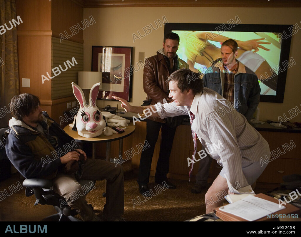 BEN AFFLECK, JASON BATEMAN, MARTIN HENDERSON and PETER BERG in SMOKIN' ACES, 2007, directed by JOE CARNAHAN. Copyright WORKING TITLE FILMS/RELATIVITY MEDIA/SCION FILMS LIMITED/ / TRUEBLOOD, JAMIE.