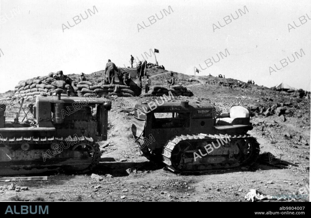 1937. Cañones Cogidos A los Nacionales en estrecho Quinto, en el frente de Aragón. Las Tropas de franco Tenían Dichos Cañones para defender Huesca.