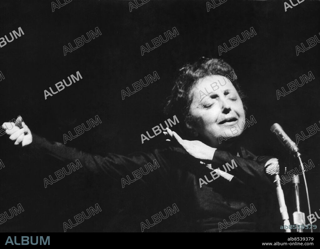 Orig. bildtext... BOULEVERSANTE EDITH PIAF Edith Piaf a remporté un veritable triomphe hier soir á l'Olympia ovp elle faisait sa rentrée á l'Olympia devant le Tout-Paris. Empuvante dans sa petite robe noire, Edith Piaf chantait, bouleversant la salle. Anm. Sångerskor Bildserier Fotoreportage Se även BAG568, BAT610-BAT614 och BAY704 CD180 persons: Edith Piaf sites: FRANKRIKE ;PARIS.