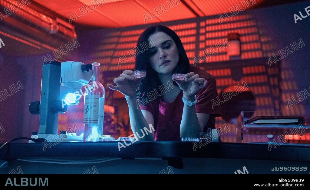RACHEL WEISZ en INSÉPARABLES, 2023 (DEAD RINGERS), dirigida por KARENA EVANS, KARYN KUSAMA y SEAN DURKIN. Copyright AMAZON STUDIOS.