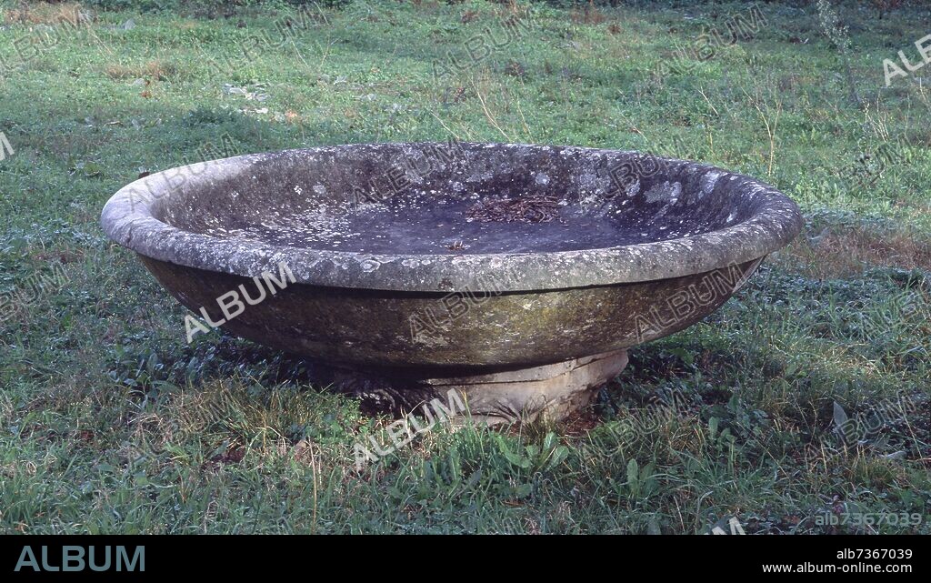 PILA EN EL JARDIN RENACENTISTA DEL PALACIO DE SOTOFERMOSO - SIGLO XVI.
