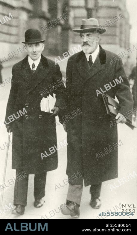 Bethmann-Hollweg, Theobald von, Politiker (Reichskanzler 1909-17), 1856-1921. Untersuchungsausschuß des Reichstages über die Friedensverhandlungen nach dem 1. Weltkrieg: Der ehem. Reichskanzler Bethmann Hollweg und Karl Helfferich nach der Sitzung. Foto, 31. Oktober 1919. Berlin, Sammlung Archiv für Kunst und Geschichte.