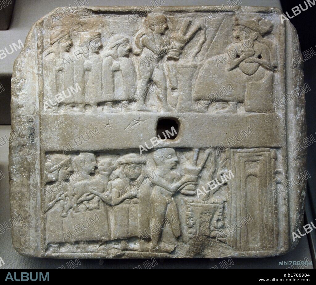 ARTE MESOPOTAMICO-SUMERIO. PERIODO DINASTICO ARCAICO III. PLACA DE PARED fechada hacia el año 2500 a. C. Decorada con un relieve de dos registros. El registro superior representa un SACERDOTE DESNUDO, SEGUIDO POR TRES DEVOTOS, VERTIENDO UNA OFRENDA A UN DIOS SENTADO FRENTE A ELLOS. El registro inferior representa TRES DEVOTOS, DOS DE LOS CUALES LLEVAN UN ANIMAL EN OFRENDA, MIENTRAS EL SACERDOTE VIERTE LA LIBACION SOBRE UNA PLANTA FRENTE AL TEMPLO. Procede de Ur. Museo Británico. Londres. Inglaterra. Reino Unido.