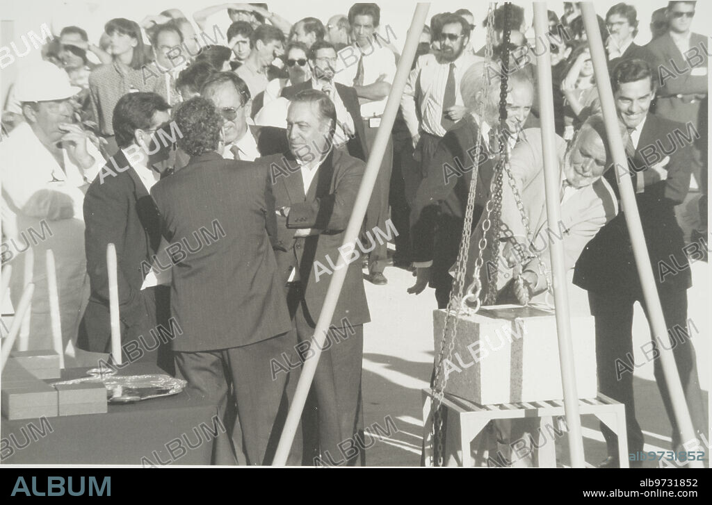 Madrid, 17/06/1991. Colocada la primera piedra de la Esfera Armilar. La esfera se ha instalado en el polígono de Valdebernardo. En la imagen, Eduardo Mangada, consejero de Política Territorial de la Comunidad de Madrid, coloca la primera piedra; a su lado, el secretario general de UGT, Nicolás Redondo.