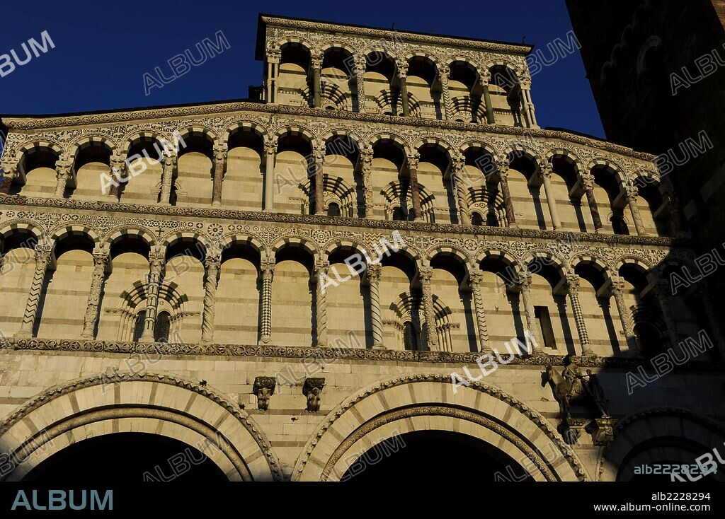 ITALIA. LUCCA. Catedral de San Martín (Duomo di San Martino). Detalle de la fachada románica realizada por el escultor y arquitecto lombardo Guidetto da Como (S. XIII). La Toscana.