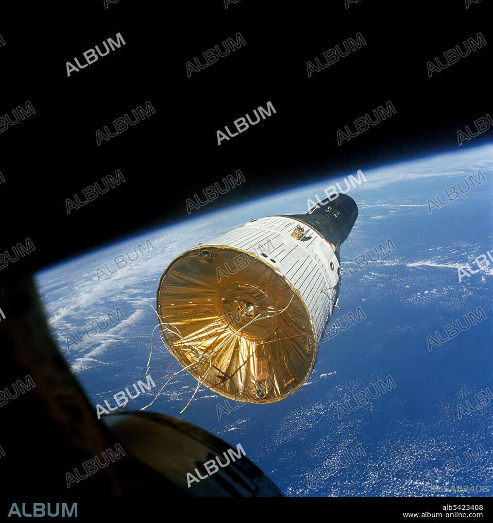 FRANK BORMAN y JAMES A LOVELL JR. Gemini VI in orbit 160 miles (257 km) above Earth, December 15, 1965. Gemini VI spacecraft seen through the hatch window of Gemini VII during rendezvous and station-keeping manoeuvres. With these missions, NASA successfully completed the first rendezvous of two manned spacecraft. The main purpose of Gemini VI, crewed by astronauts Walter Schirra and Thomas Stafford, was the rendezvous with Gemini VII. The main purpose of Gemini VII, on the other hand, was studying the long-term effects of long-duration (up to 14 days) space flight on a two-man crew. The pair also carried out 20 experiments, including medical tests. Although the principal objectives of both missions differed, they were both carried out so that NASA could master the technical challenges of getting into and working in space. This photograph was taken by Gemini VII crewmembers Jim Lovell and Frank Borman.