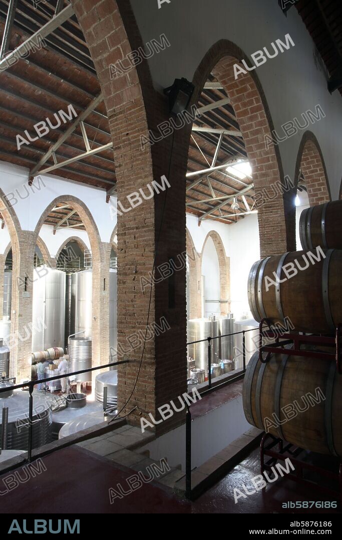 Alella; Celler / Bodega modernista / Cooperativa Vinícola (interior) (arquitecto Jeroni Martorell) (D.O. Alella).