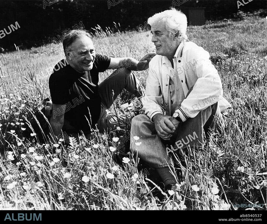 Göteborg 1981-06-03. Rune Turesson - skådespelare och regissören Alf Kjellin samtalar sittande i gröngräset utanför TV-huset *** Local Caption *** GP Foto: Bengt Magnuzon. KAMERAREPORTAGE.