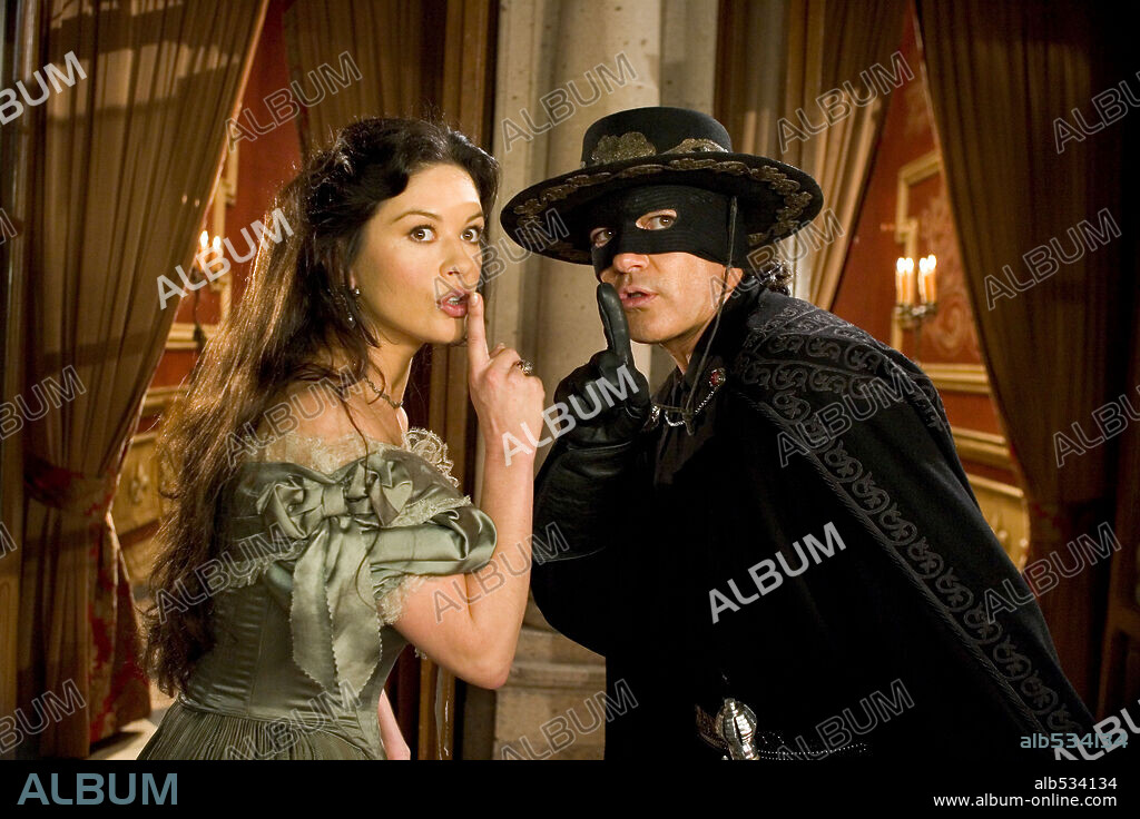 ANTONIO BANDERAS y CATHERINE ZETA-JONES en LA LEYENDA DEL ZORRO, 2005 (THE LEGEND OF ZORRO), dirigida por MARTIN CAMPBELL. Copyright COLUMBIA PICTURES / COOPER, ANDREW.