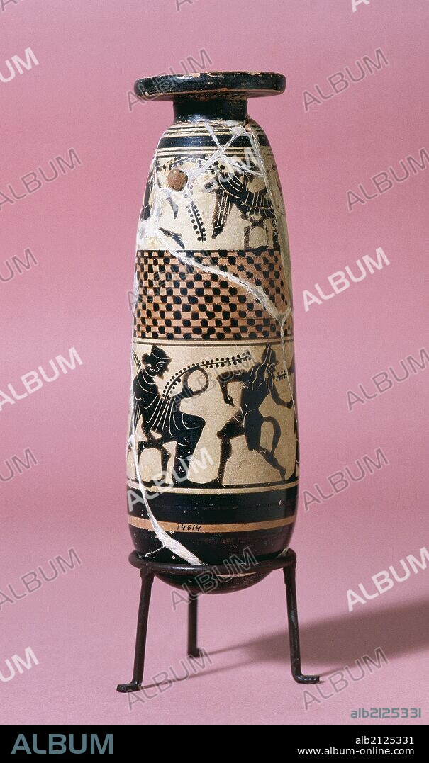 ARTE GRIEGO. ESPAÑA. ALABASTRON. Objeto vinculado al mundo femenino, usado para perfumes. (Detalle). El dios del vino DIONISIO, acompañado de un SATIRO barbudo con cuerpo de macho cabrio. Figuras negras. Siglo VI a. C. Procedente de Empuries (Emporion). Museo Arqueológico de Girona. Cataluña.