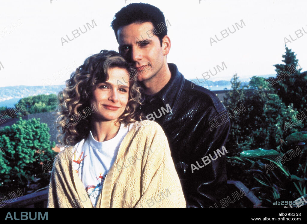CAMPBELL SCOTT and KYRA SEDGWICK in SINGLES, 1992, directed by CAMERON CROWE. Copyright WARNER BROTHERS.